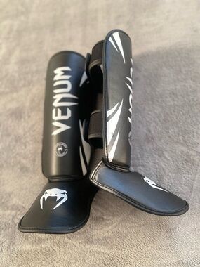 Venum Kids unisex Medium Shin Guards Black White MMA Kickboxing